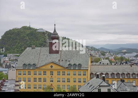 Alesund, NORVÈGE - 29 MAI 2017: Architecture de bâtiments Jugendstil (ou mieux connue sous le nom d'Art Nouveau). La ville d'Alesund, en Norvège, a été entièrement rereconstruite Banque D'Images