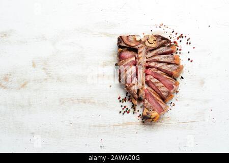 Bifteck de veau rôti en tranches au romarin et aux épices. Vue de dessus. Espace libre pour votre texte. Banque D'Images