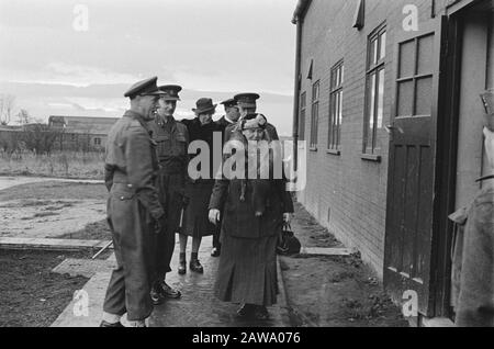 La reine Wilhelmina a visité la Brigade princesse Irene dans le camp militaire de Wolverhampton [lorsque les casernes en alliage] Date : mai 1942 lieu : Grande-Bretagne mots clés : visites, camps, officiers de l'armée, soldats, nom De La Personne de la seconde Guerre mondiale : Wilhelmina, reine Banque D'Images