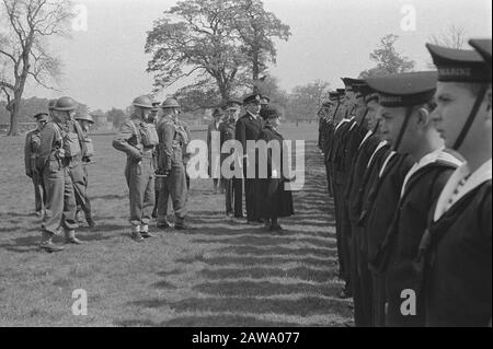 La reine Wilhelmina a visité la Brigade princesse Irene dans le camp militaire de Wolverhampton [l'État du détachement de marine a pris ses fonctions] Date : mai 1942 lieu : Royaume-Uni, Wolverhampton mots clés : visites, camps, officiers de l'armée, soldats, nom De La Personne de la seconde Guerre mondiale : Wilhelmina, reine Banque D'Images