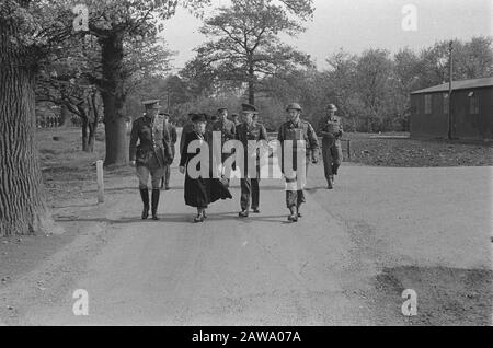 La reine Wilhelmina a visité la Brigade princesse Irene dans le camp militaire de Wolverhampton {son général droit Phaff et commandant de brigade de Ruyter de Scheveninck] Date : mai 1942 lieu : Grande-Bretagne, Wolverhampton mots clés : visites, camps, officiers de l'armée, soldats, Nom De La Personne de la seconde Guerre mondiale : Wilhelmina, reine Banque D'Images