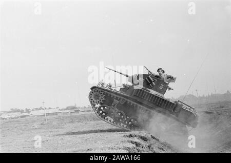 Manoeuvres De Chars Batavia Manoeuvres Squadron Vechtwagens Knil. Ours en char conduisant par un fossé Date: Novembre 1946 lieu: Batavia, Indonésie, Jakarta, Hollandais East Indies Banque D'Images