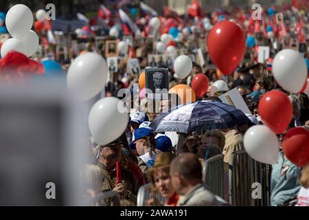 Moscou, Russie. 9 mai 2018 un grand nombre de personnes participent à la marche du Régiment immortel sur la rue Tverskaya dans le centre de Moscou pour marquer le 73ème anniversaire de la victoire sur l'Allemagne nazie dans la Grande Guerre patriotique Banque D'Images