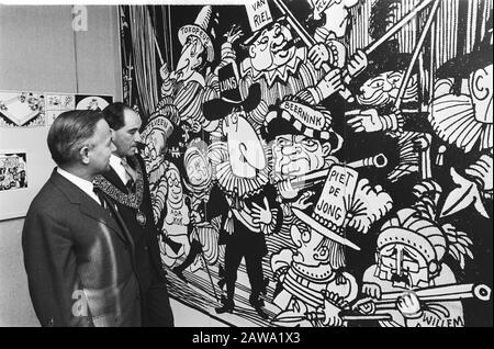 Ouverture par le ministre de Jong d'une exposition de caricatures politiques au Premier ministre de Jong (L) et au vice-maire Goudsmit lors du tirage au sort Opland Date: 17 avril 1971 lieu Amstelveen, Noord-Holland mots clés: Vice-maires, premiers ministres, ouvertures, dessins, expositions Nom De La Personne: Young, Piet Banque D'Images