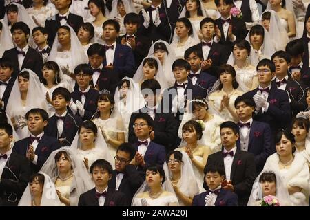 Gapyeong, Corée Du Sud. 7 février 2020. Des milliers de couples participent à un mariage de masse de la Fédération de la famille pour la paix et l'unification mondiales, communément connue sous le nom d'Eglise de l'unification, au Centre mondial de la paix de Cheongshim à Gapyeong-Gun, en Corée du Sud. Crédit: Ryu Seung-Il/Zuma Wire/Alay Live News Banque D'Images