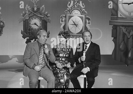 Mountieshow, AVRO TV; v.l.n.n. Piet Bambergen Anneke Grönloh, René Van Vooren Date : 6 Octobre 1971 Nom De La Personne : Bambergen, Piet, Grönloh Anneke Vooren, René Van Nom De L'Institution : Mounties, Banque D'Images