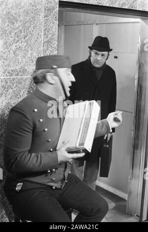 Mountieshow enregistre AVRO TV. Piet Bambergen (à gauche) et René van Vooren Date : le 9 décembre 1969 mots clés : ascenseurs garçons, spectacles Nom De La Personne : Bambergen, Piet, Vooren, René van, Vooren, René van Nom de l'institution : Moulans, Banque D'Images