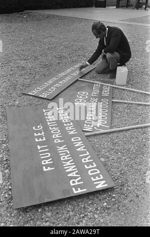 Les producteurs néerlandais protestent contre les politiques du ministre de l'Agriculture B. Biesheuvel. L'homme à Haarlemmermeer peint des signes pour la parade de protestation Date: 26 mai 1970 lieu: Haarlemmermeer mots clés: Signes, manifestations, protestations, horticulture Banque D'Images