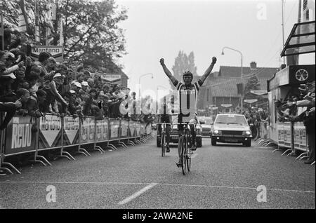 NK course de route à Geulle (amateurs et dames); René Koppert d'abord de l'autre côté de la ligne d'arrivée derrière lui Adrie van de Poel (2) Date: 20 juin 1981 lieu: Geulle, Limbourg mots clés: Amateur, cycliste Nom: Koppert, René, Poel, Adrie van der Banque D'Images