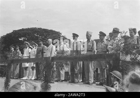 Défilé sur la place nord à Batavia à l'occasion de l'anniversaire de la princesse Juliana officiers prendre le défilé. De gauche à droite (4ème de gauche), capitaine à mer J.J.L. Willinge, général Mansergh, N. S. Blom, général Spoor, colonel du bois, colonel de Waal, colonel P. J. Broecker le commandant Miltiare Aviation ?, le consul général des États-Unis Walter Foote, remplace au lieu de cela comandante Woman KNIL corps lieutenant mme. C.A. Smit Date: 04/30/1946 Lieu: Batavia, Indonésie, Jakarta, Hollandais East Indies Banque D'Images