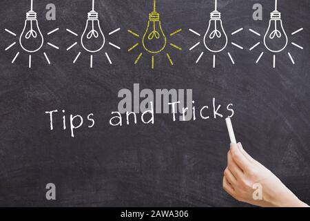 Conseils et astuces mot blackboard avec ampoules Banque D'Images