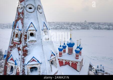 Vue hivernale de l'Église de Transfiguration et de la Vierge Kazan (1758) sur la côte gauche de Volga dans la ville de Tutaev dans la région de Yaroslavl, Russie Banque D'Images