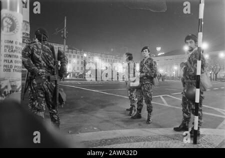 Manifestation à Lisbonne, Portugal, empêchée par des soldats Malgré une interdiction, les membres du mouvement maoïste portugais MPP le 31 janvier ont tenu une manifestation. Les soldats ont empêché les manifestants de traverser la ville. Annotation: Lieu: Rossio Date: 2 Février 1975 Lieu: Lisbonne, Portugal Mots Clés: Manifestations, Soldats Banque D'Images