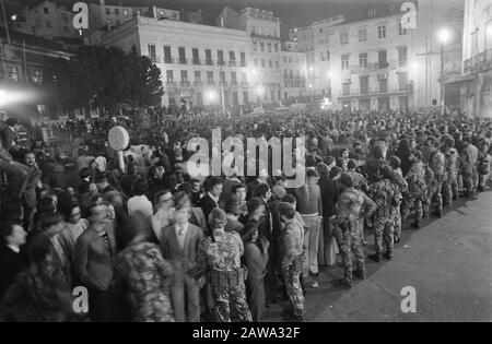 Manifestation à Lisbonne, Portugal, empêchée par des soldats Malgré une interdiction, les membres du mouvement maoïste portugais MPP le 31 janvier ont tenu une manifestation. Les soldats ont empêché les manifestants de traverser la ville. Les soldats armés en robe de bataille gardent les manifestants contre l'annotation: Lieu: Rossio, Largo de Sao Domingos Date: 2 février 1975 lieu: Lisbonne, Portugal mots clés: Manifestations, soldats Banque D'Images