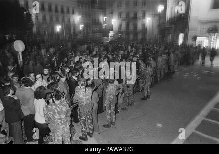 Manifestation à Lisbonne, Portugal, empêchée par des soldats Malgré une interdiction, les membres du mouvement maoïste portugais MPP le 31 janvier ont tenu une manifestation. Les soldats ont empêché les manifestants de traverser la ville. Les soldats armés en robe de bataille gardent les manifestants contre l'annotation: Lieu: Rossio, Largo de Sao Domingos Date: 2 février 1975 lieu: Lisbonne, Portugal mots clés: Manifestations, soldats Banque D'Images