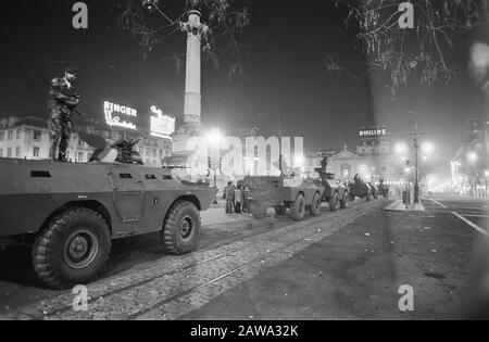 Manifestation à Lisbonne, Portugal, empêchée par des soldats Malgré une interdiction, les membres du mouvement maoïste portugais MPP le 31 janvier ont tenu une manifestation. Les soldats ont empêché les manifestants de traverser la ville. Soldats en véhicules blindés au centre de Lisbonne Annotation: Lieu: Rossio Date: 2 février 1975 lieu: Lisbonne, Portugal mots clés: Manifestations, soldats Banque D'Images