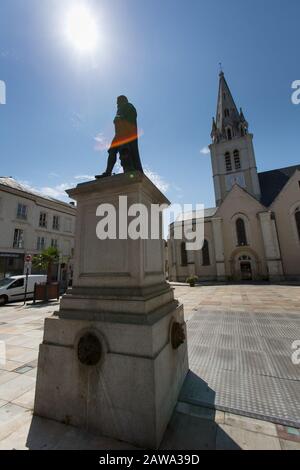 Ville De La Fleche, France. Vue pittoresque de la statue de bronze sculpté d'Henri IV de Jean-Marie Bonnassieux, À La Place Henri IV Banque D'Images