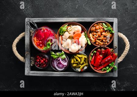 Légumes et champignons farcis sur la table de cuisine. Chou, champignons, concombres, chou-fleur. Vue de dessus. Espace libre pour votre texte. Banque D'Images