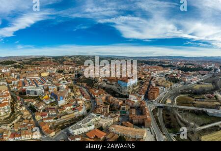 Vue panoramique aérienne de Teruel Espagne avec murs médiévaux de la ville, viaduc, aquaduc et tour semi circulaire dans un après-midi ensoleillé d'hiver Banque D'Images