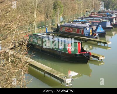 Des bateaux colorés ont amarré au port de plaisance de Braunston dans le Northamptonshire, où le canal d'Oxford rencontre la Grande Union. Banque D'Images