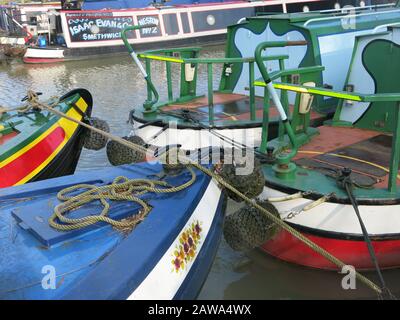 Des bateaux de étroite peints dans des couleurs vives amarrés au chemin d'attelage sur les rives du canal Grand Union, près de la marina de Braunston, dans le Northamptonshire Banque D'Images