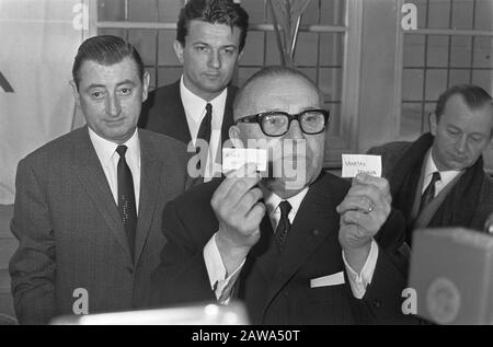 Tirage au sort pour la coupe d'Europe semi-finale le président de l'Association belge José Crahay, avec le résultat: AJAX et Spartak Date: 21 mars 1969 mots clés: Finales, tirages au sort, sport, football, présidents Personne Nom: Spartak institution Nom: European Cup Banque D'Images