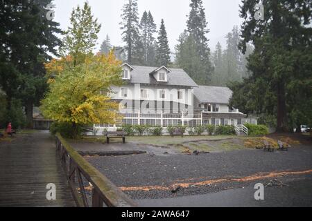 Parc National Olympique. Etat De Washington. États-Unis 19 octobre 2017. Lake Crescent Lodge. Construit vers 1914. Registre national des lieux historiques en 2007. Banque D'Images