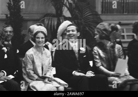 Mariage Prince Karl von Hesse et comtesse Yvonne Szapary Hague King Constantin et Reine Anne-Marie de Grèce dans l'église Date : 18 avril 1966 lieu : la Haye, Hollande du Sud mots clés : mariages, églises, dynasties Nom De La Personne : Anne-Marie, reine de Grèce, Constantin, roi de Grèce Banque D'Images