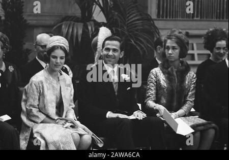 Mariage Prince Karl von Hesse et comtesse Yvonne Szapary Hague King Constantin et Reine Anne-Marie de Grèce dans l'église Date : 18 avril 1966 lieu : la Haye, Hollande du Sud mots clés : mariages, églises, dynasties Nom De La Personne : Anne-Marie, reine de Grèce, Constantin, roi de Grèce Banque D'Images