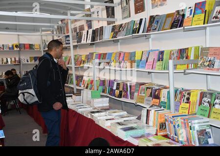 (200207) -- CASABLANCA (MAROC), 7 février 2020 (Xinhua) -- un homme regarde des livres lors de la foire internationale du livre de Casablanca, le 7 février 2020, à Casablanca (Maroc). La 26ème foire internationale du livre de Casablanca a ouvert jeudi, réunissant 703 exposants du Maroc et du monde entier. (Photo De Chadi/Xinhua) Banque D'Images