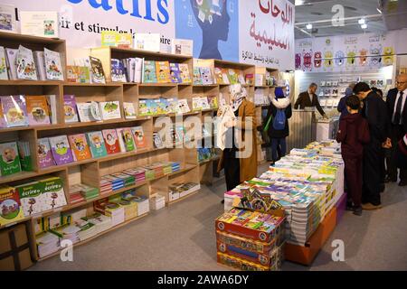 (200207) -- CASABLANCA (MAROC), 7 février 2020 (Xinhua) -- Les Gens visitent la foire internationale du livre du 26 Casablanca à Casablanca (Maroc), le 7 février 2020. La 26ème foire internationale du livre de Casablanca a ouvert jeudi, réunissant 703 exposants du Maroc et du monde entier. (Photo De Chadi/Xinhua) Banque D'Images