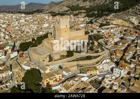 Vue aérienne du château Atalaya sur Villena Espagne. La forteresse a un plan concentrique, avec un espace rectangulaire de forme barbican devant le garde Banque D'Images