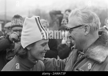 Jeux olympiques d'hiver à Grenoble Lyudmila Titova (URSS), gagnante du patinage de vitesse de 500 mètres pour les femmes. Date : 9 Février 1968 Lieu : Grenoble, Suisse Mots Clés : Jeux Olympiques, Patinage, Sport Nom De La Personne : Tilova, Lyudmila Nom De L'Établissement : Jeux Olympiques D'Hiver Banque D'Images