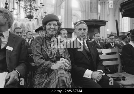 Queen Beatrix (L) et ministre Korthals Altes (Justice) lors de la séance d'ouverture Congrès 100 ans Code criminel à Nieuwe Kerk à Amsterdam / Date : 4 septembre 1986 lieu : Amsterdam, Noord-Holland mots clés : conférences, églises, reines, ministres Nom De La Personne : Beatrix, Reine, ministre Korthals Altes Banque D'Images