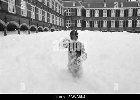 Les pompiers ont Amsterdam à la Haye Binnenhof recouvert d'une couche épaisse de mousse pour protester contre la description 3.5: L'homme marche à travers la mousse Date: 15 novembre 1983 lieu: Courtyard, Den Hague, South Holland mots clés: Action, officiers, pompiers, salaire et prix Banque D'Images