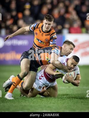 Willie Isa de Wigan Warriors est abordé par Michael Shenton des Tigers de Castleford lors du match de la Super League de Betfred à la Mend-A-Hose Jungle, Castleford. Banque D'Images