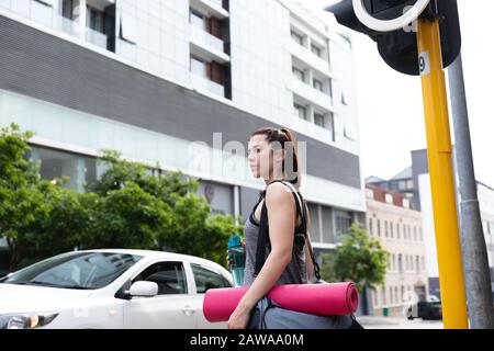 Femme caucasienne avec tapis de yoga Banque D'Images
