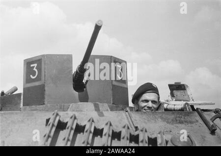 Manoeuvres De Chars Batavia Manoeuvres Squadron Vechtwagens Knil. Chauffeur Date : Novembre 1946 Lieu : Batavia, Indonésie, Jakarta, Pays-Bas East Indies Banque D'Images