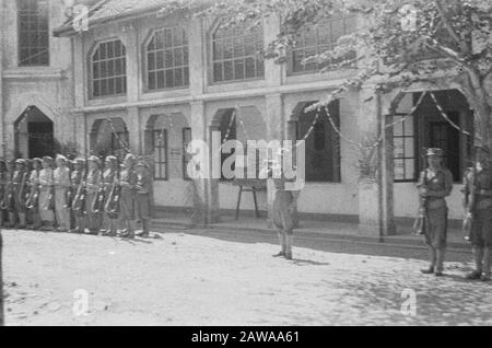 Visite du commandant de l'armée S. H. Track aux hommes de Semarang dans la cour Date : 1 juillet 1946 lieu : Indes orientales néerlandaises d'Indonésie Banque D'Images