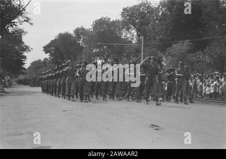 Défilé sur la place du nord à Batavia à l'occasion de l'anniversaire de la princesse Juliana Marching soldats Date: 30 avril 1946 lieu: Batavia, Indonésie, Jakarta, Hollandais East Indies Banque D'Images