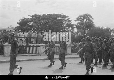 Défilé sur la place du nord à Batavia à l'occasion de l'anniversaire de la princesse Juliana Marching soldats passer le podium Date: 30 avril 1946 lieu: Batavia, Indonésie , Jakarta, Hollandais East Indies Banque D'Images