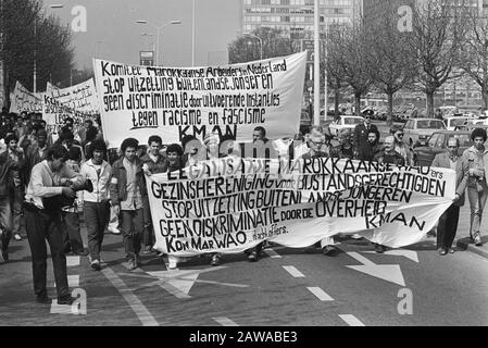Les Marocains manifestent à la Haye contre la politique des étrangers Date : 16 avril 1983 lieu : la Haye, Hollande-Méridionale mots clés : manifestations, travailleurs étrangers, politique sociale, bannières Banque D'Images