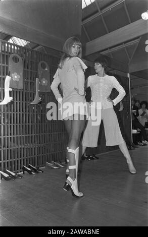 Mary Quant montre ses bottes d'été pour le salon des chaussures à Utrecht modèle Gladiator Date: 24 mars 1969 lieu: Utrecht mots clés: Porte-monnaie chaussures Banque D'Images