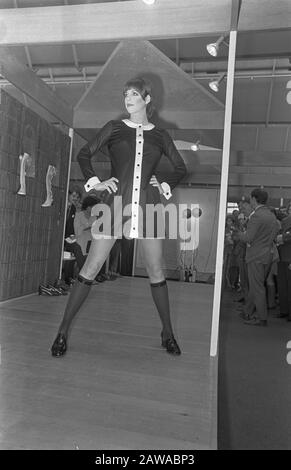 Mary Quant montre ses bottes d'été pour le salon des chaussures à Utrecht modèle Diabolo Date: 24 mars 1969 lieu: Utrecht mots clés: Porte-monnaie chaussures Banque D'Images