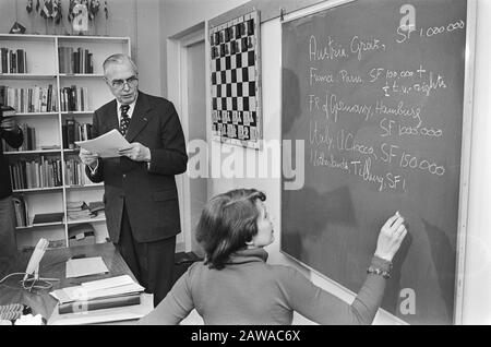 Max Euwe (Fide) est offert des endroits connus pour la coupe du monde duel contre Karpov Kortsjnoj; Far President Max Date: 16 février 1978 mots clés: Chess Person Nom: Euwe, Max, Kortsjnoi Viktor Banque D'Images