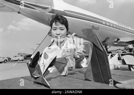 Pliage de papier japonais à Schiphol Miss Tomioka montrant différents chiffres d'animaux pliés en papier Date : 8 septembre 1966 lieu : North-Holland, Schiphol mots clés : modélisation, papier Banque D'Images