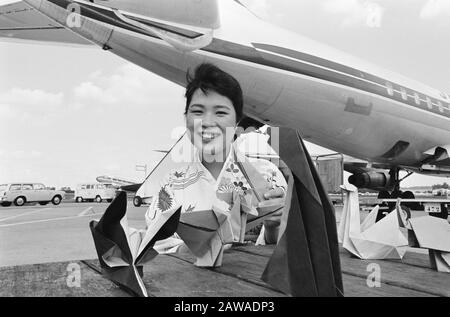 Pliage de papier japonais à Schiphol Miss Tomioka montrant différents chiffres d'animaux pliés en papier Date : 8 septembre 1966 lieu : North-Holland, Schiphol mots clés : modélisation, papier Banque D'Images