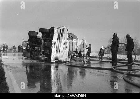 Véhicule laitier dérapé et percuté camion ravoc parce que le lait de voiture inondée sur l'E10. Galaxie des pompiers Date : 10 décembre 1981 mots clés : incendie, Collisions, camions Banque D'Images