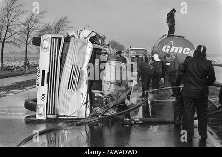 Véhicule laitier dérapé et percuté camion ravoc parce que le lait de voiture inondée sur l'E10. Pompiers en train de se débarrasser Date : 10 décembre 1981 mots clés : incendie, Collisions Banque D'Images