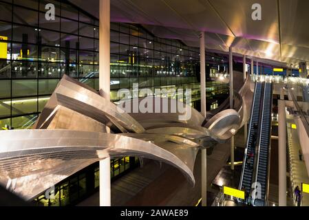 Slipstream une sculpture créée en 2014 par Richard Wilson pour le terminal 2 de Londres à l'aéroport international d'Heathrow Banque D'Images